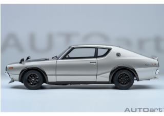 NISSAN SKYLINE 2000 GT-R (KPGC110) TUNED VERSION „CARBON BLACK BONNET“ silber AUTOart 1:18 Composite